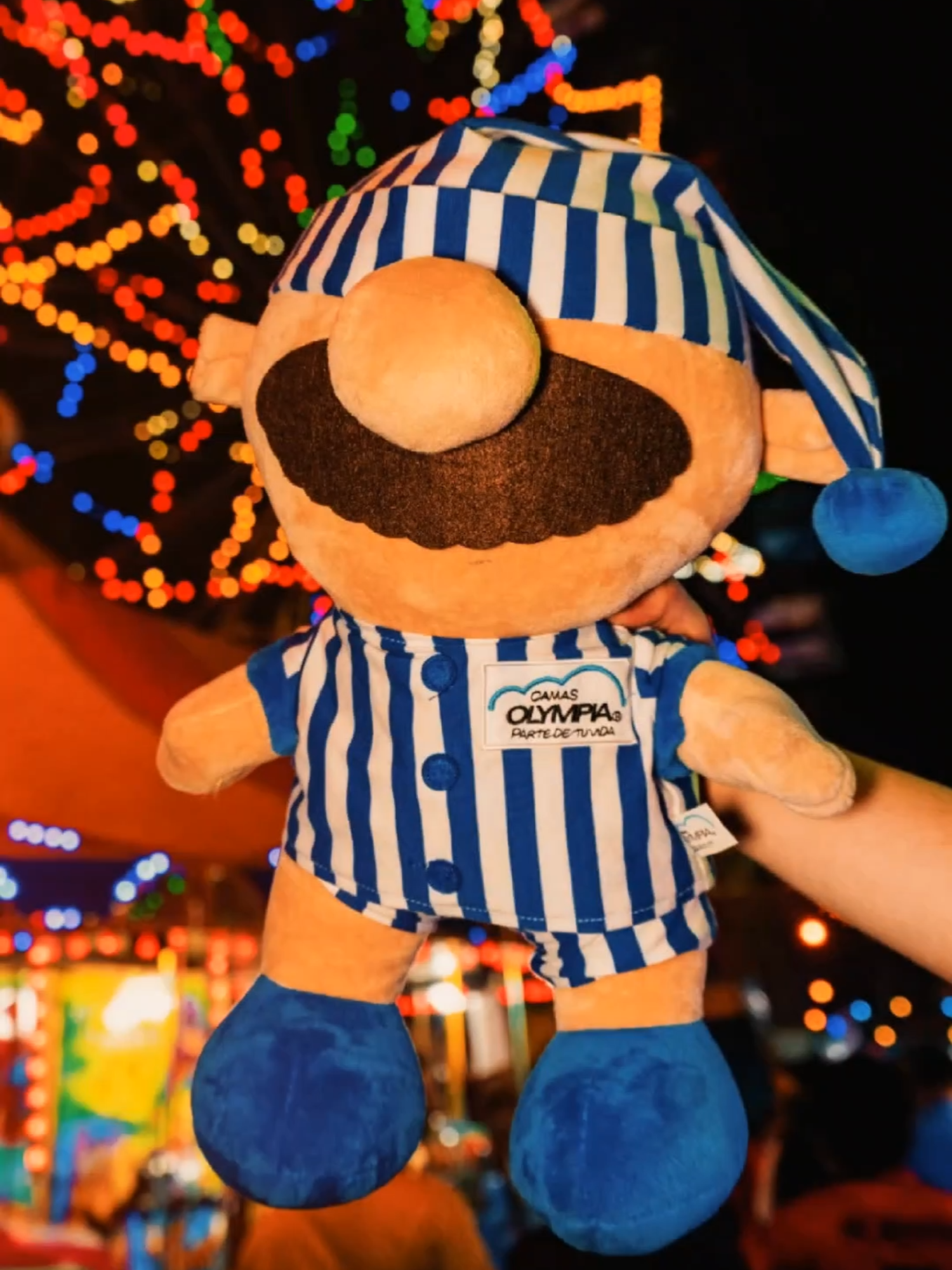 Entre risas, música y mil colores 🌟 El Dormilón anda paseando en la feria de Jocotenango, y se la esta pasando muy bien. Y tu, ¿Ya veniste a darte la vuelta? 🎡 #CamasOlympia #Guatemala #FeriaDeJocotenango #Feria