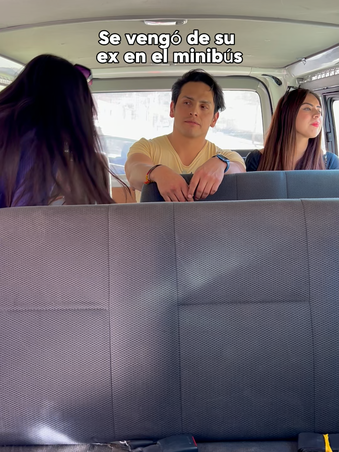 Se vengó de su ex en el minibús #minibus #pelea #expareja #drama