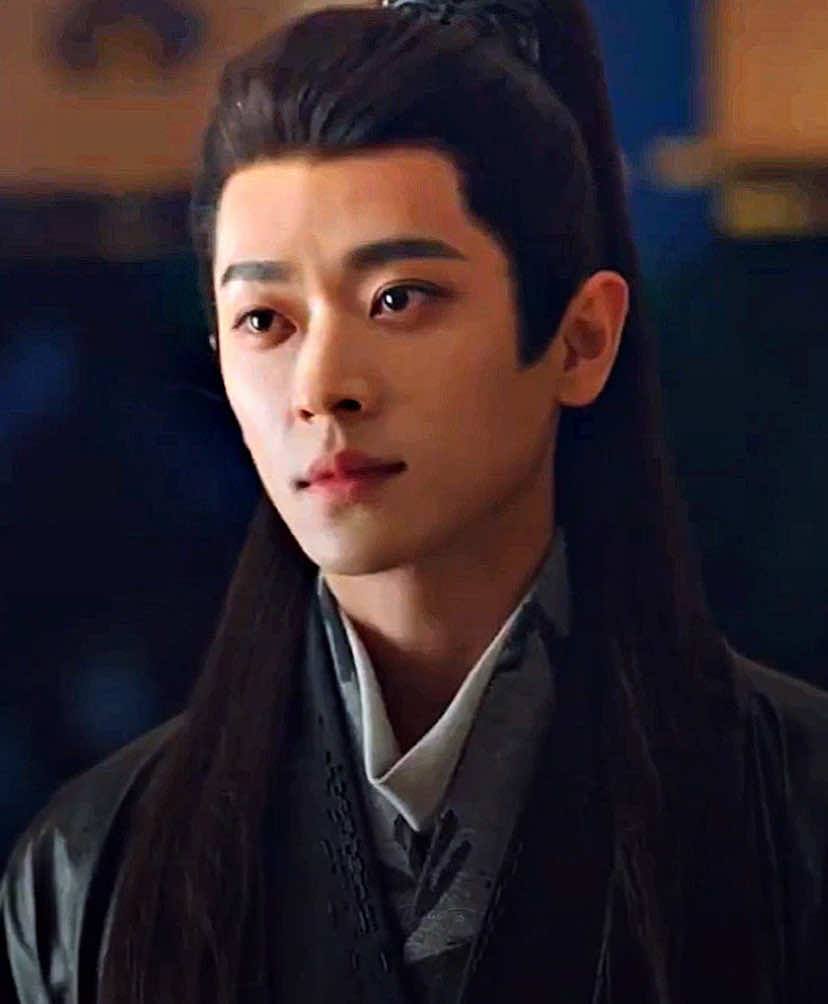 not him purposely tearing his sleeves apart to let her stay, but she didn’t just want to stay… #legendofthefemalegeneral #zhouye #chenglei #cdrama 