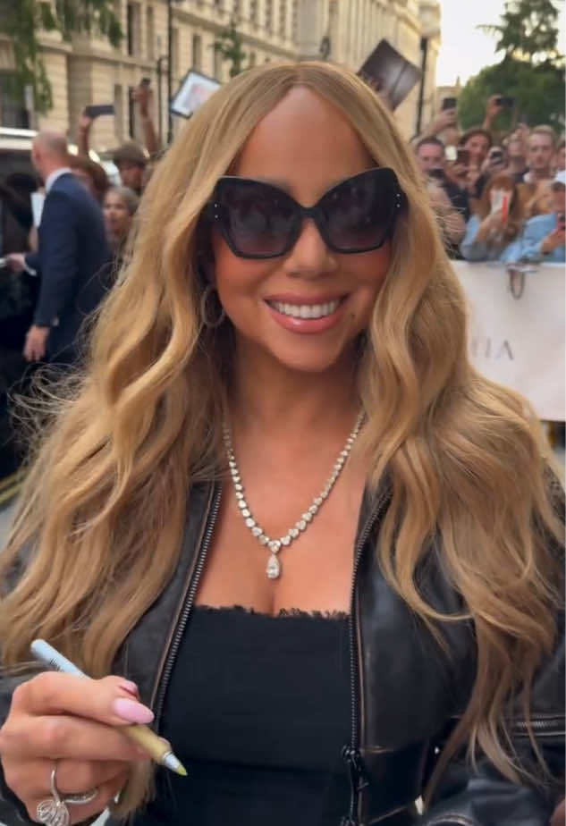 Mariah Carey está arrasando em Londres! 🇬🇧 Estamos amando os vídeos dela encontrando os fãs na porta do hotel. Seus looks icônicos, a beleza surreal dessa mulher, ela é uma verdadeira diva.🤩🦋✨ . . . . 🎥 Créditos: @bnj_fvr75 #MariahCarey #MariahInLondon #Mc #Mimi #Mariah 