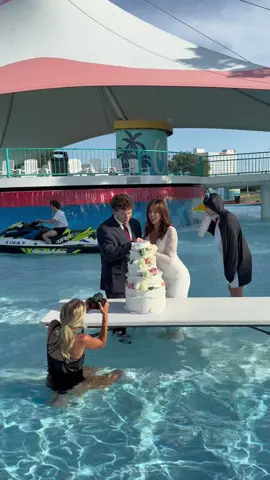 The best wedding ever🤍🚤🐧 @Gesy thank you @Six Flags for the venue!! ;)  (Performed with staff approval) #fyp #comedy #couplescomedy #skit 