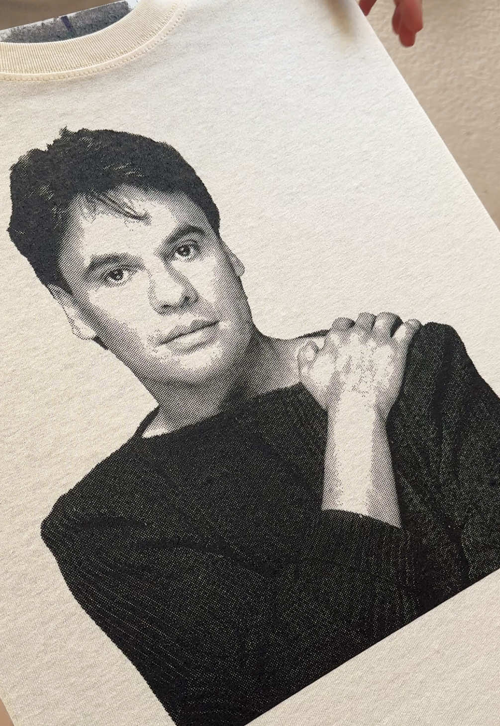 Le decimos adiós 👋🏼 Últimos días disponible❤️ La t shirt Loco soñador de Juan Gabriel estará disponible hasta el 18 de Agosto a medianoche 🕛 🥰❤️‍🔥💗💕