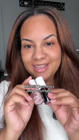 De mis tintas favoritas, llevo años utilizándola y la amo. Este hack con el High beam jelly donut 🍩 me encantó 🥰 #tiktokshopbacktoschool  #benefitcosmetics #benetint  #makeuphacks #affordablemakeupproducts 