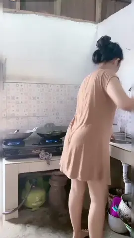 wanita itu harus sering main didapur biar bisa cara mencuci
