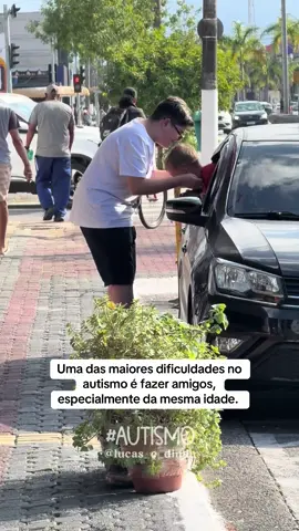 Uma das maiores dificuldades no autismo é fazer amizade, especialmente com os pares da mesma idade. Já com os menores é mais fácil, já que a dificuldade é na socialização e com eles o papo bate.  #autism #autismo #terapiaemocional #terapiaocupacional #lucasedinda 