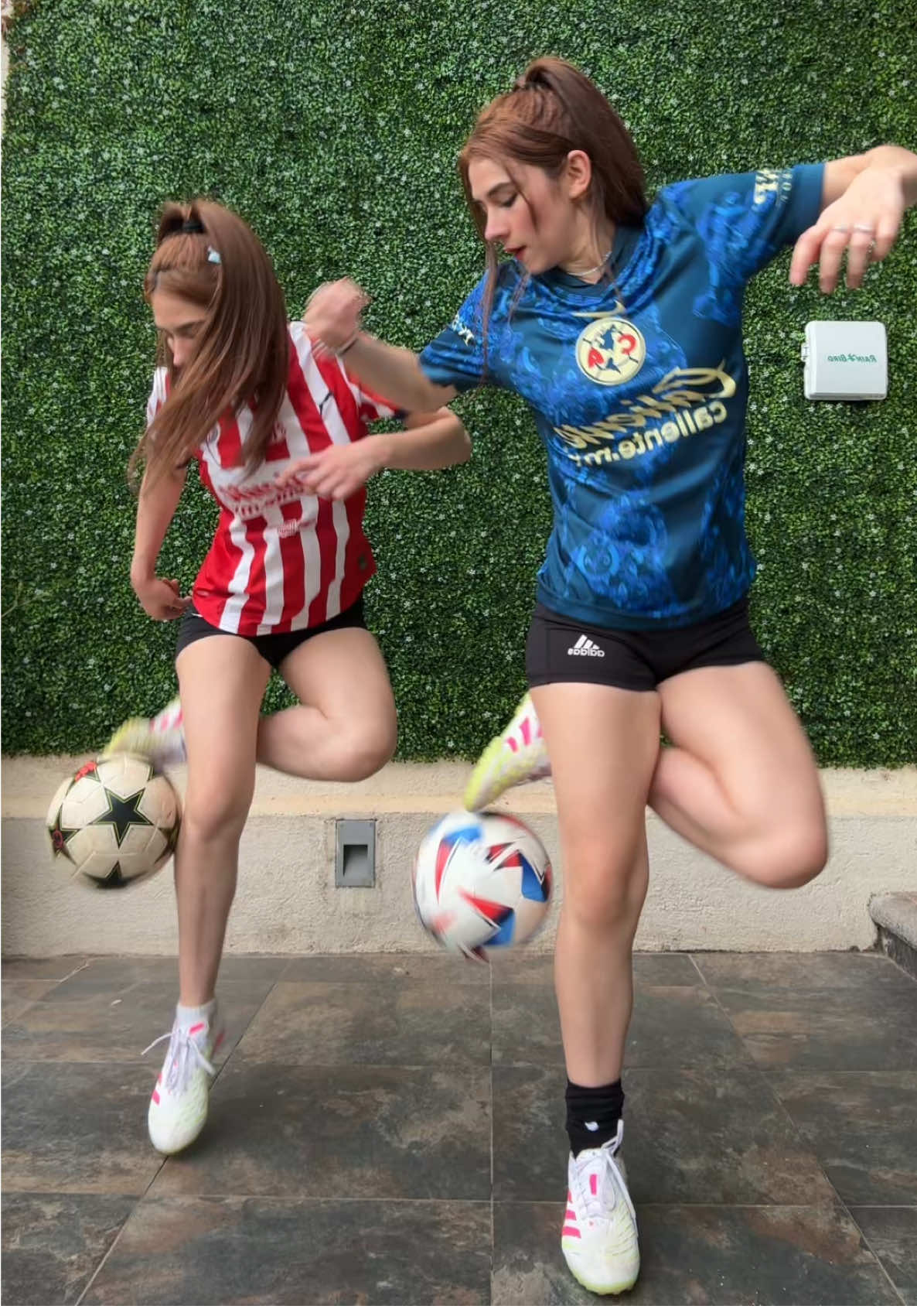 ¿Quién se anima a ver un partido con nosotras? ⚽️ #balon #dominadas #gemelas #ligamx #equipo 