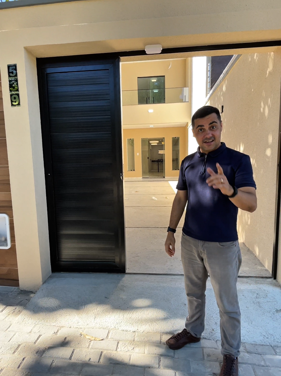 você arrisca chutar o preço dessa casa? Deixe uma tentativa nos comentários. Casa próxima a sorveteria Trevo na Maraponga. Alex de excelente localização a casa dispõe de 3 quartos sendo duas suítes. quer saber mais? Entre em contato comigo. #casa #sonhodacasapropria #minhacasaminhavida #FinanciamentoImobiliario 