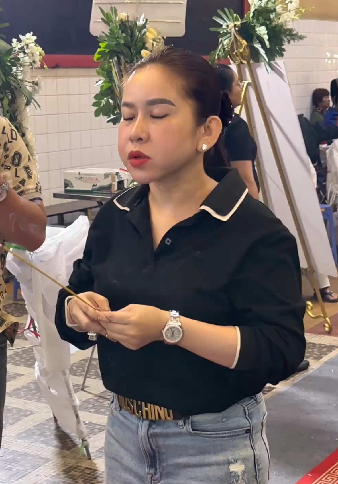 Nghệ sĩ Bình Tinh vào thấp hương lần cuối khi di quan nghệ sĩ hài Bắc Hải #nghệsĩhàiBắcHải #VũBắcHải #BắcHải #TangLễNghệsĩHàiBắcHải #HàiBắcHải 