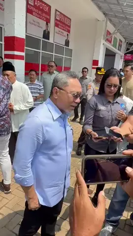Assalammualaikum,  *KOPDES LAMSEL* ------------------------------ - Menko Pangan Zulhas dan Bupati Lamsel Radityo Egi meninjau Koperasi Merah Putih di Way Urang. Zulhas yakin kopdes ini bisa jadi percontohan di Provinsi Lampung! - Belanja di kopdes lebih murah! Mulai dari gas, pupuk, beras, hingga minyak. Ini karena barang-barang tersebut diambil langsung dari pusat, sehingga harganya lebih murah. - Koperasi dari Rakyat untuk Rakyat. Zulhas menegaskan bahwa koperasi ini adalah dari rakyat, untuk rakyat. Koperasi desa ini hadir untuk memajukan desa, menumbuhkan usaha, dan membuat semua warganya makmur. - Zulhas berpesan kepada pengurus Kopdes untuk bekerja jujur, rajin, dan benar. Ia menekankan bahwa keuntungan koperasi harus dikelola dengan baik untuk menambah modal dan menyejahterakan masyarakat desa. #menkopangan #bantupanganbanturakyat #KopdesMerahPutih #ZulkifliHasan #PartaiAmanatNasional @zul.hasan 