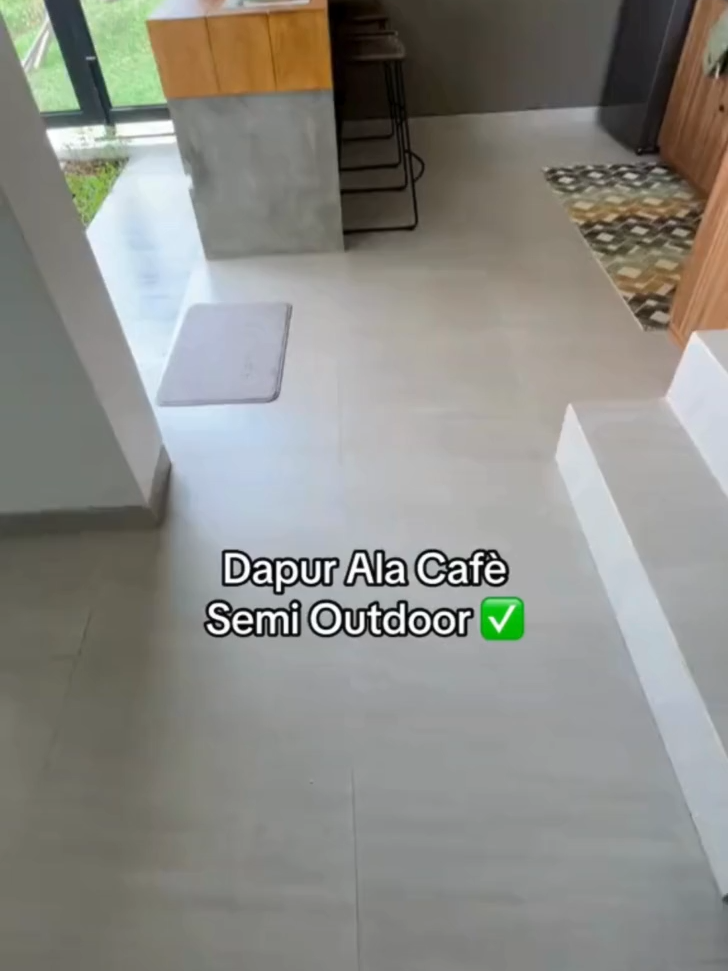 🍳 Dapur Ala-Ala Industrial + Konsep Ruang Terbuka ✨ Bayangin masak sambil liat pemandangan, plus cahaya natural masuk bebas. Paduan beton ekspos, besi hitam, dan kayu bikin suasana makin edgy tapi tetap hangat. 🔥 Buat yang suka nongkrong di rumah, dapur kayak gini bisa jadi spot favorit, bukan cuma buat masak tapi juga buat ngopi atau ngobrol santai. ☕ Gimana, kalau punya rumah, mau bikin dapurnya kayak gini nggak? 😎 📞 Hubungi: 0856 9434 5120. #DapurIndustrial   #RuangTerbuka   #InspirasiRumah   #GrandHarmoni   #HunianNyaman   #RumahImpian   #InteriorRumah   #DapurEstetik By : https://www.tiktok.com/@rmhidaman_id/