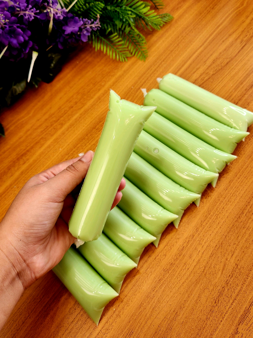 Geladinho econômico 🥰 ingredientes: 500ml de água quente  500ml de leite em temperatura ambiente  2 gelatina sabor limão  1 xícara de açúcar  rendimento: 10 unidades 100ml cada  saquinho 5x24 #geladinhogourmet #dindingourmet #chupchup 