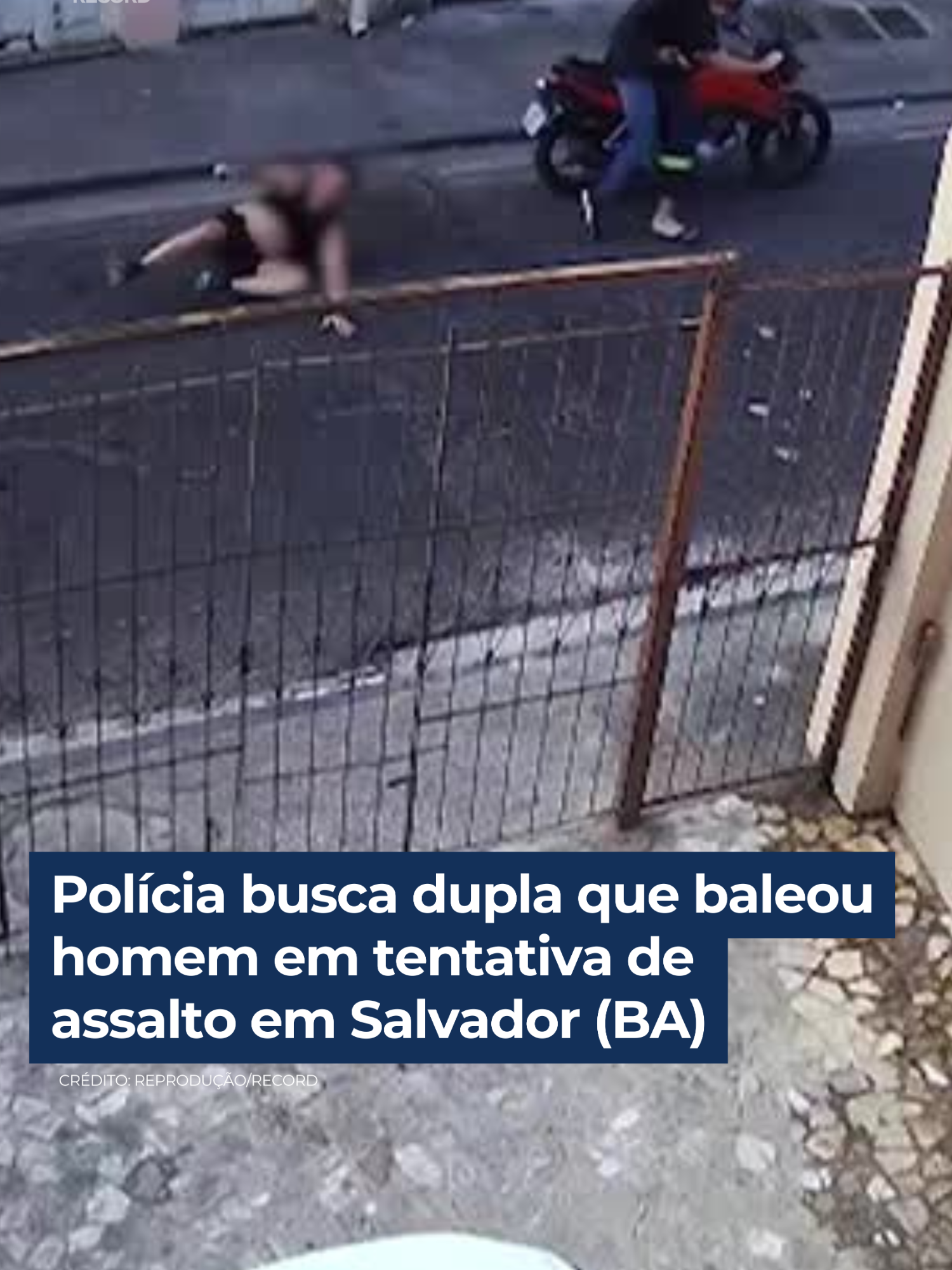 A polícia procura por dois criminosos que balearam um homem durante uma tentativa de assalto. O crime foi no centro histórico de Salvador (BA), um dos locais mais visitados da cidade.  A vítima voltava de uma caminhada, com o celular na mão, quando foi surpreendida pelos criminosos em uma moto. O homem reagiu, se desequilibrou e caiu. Um dos ladrões atirou. Um dos disparos, atingiu uma das pernas da vítima. Um ambulante que viu a ação tentou ajudar. A vítima ainda gritou para chamar a polícia. 👉 Veja essa e outras notícias em R7.com/JornalDaRecord #JornalDaRecord #JR24H