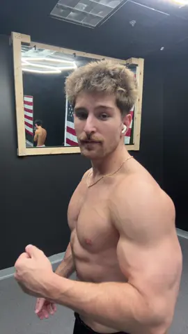 #tiktoklive #gym #muscles #biceps #thirsttrap 