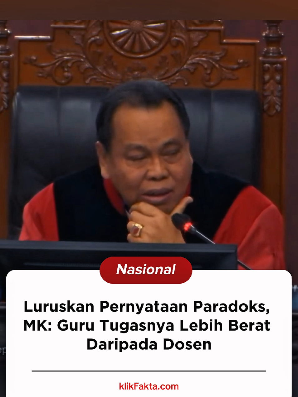 Hakim Mahkamah Konstitusi (MK) Arief Hidayat memberikan pandangan tentang tugas guru lebih berat daripada dosen. Hal tersebut dikarenakan terkadang guru di jenjang pendidikan anak usia dini (PAUD) harus menceboki muridnya.  Pernyataan tersebut disampaikan Arief Hidayat saat menanggapi keterangan Staf Ahli Bidang Regulasi dan Antar Lembaga dari Kementerian Pendidikan Dasar dan Menengah, H. Biyanto, dalam sidang pemeriksaan perkara uji materi Pasal 30 ayat (4) Undang-Undang Nomor 14 Tahun 2005 tentang Guru dan Dosen. Arif Hidayat menyebut bahwa keterangan Pemerintah mengandung paradoks yang memerlukan penjelasan lebih mendalam, terkait batas usia pensiun antara guru dan dosen. #mahkamahkonstitusi #guru #dosen #beritaviral #videoviral 
