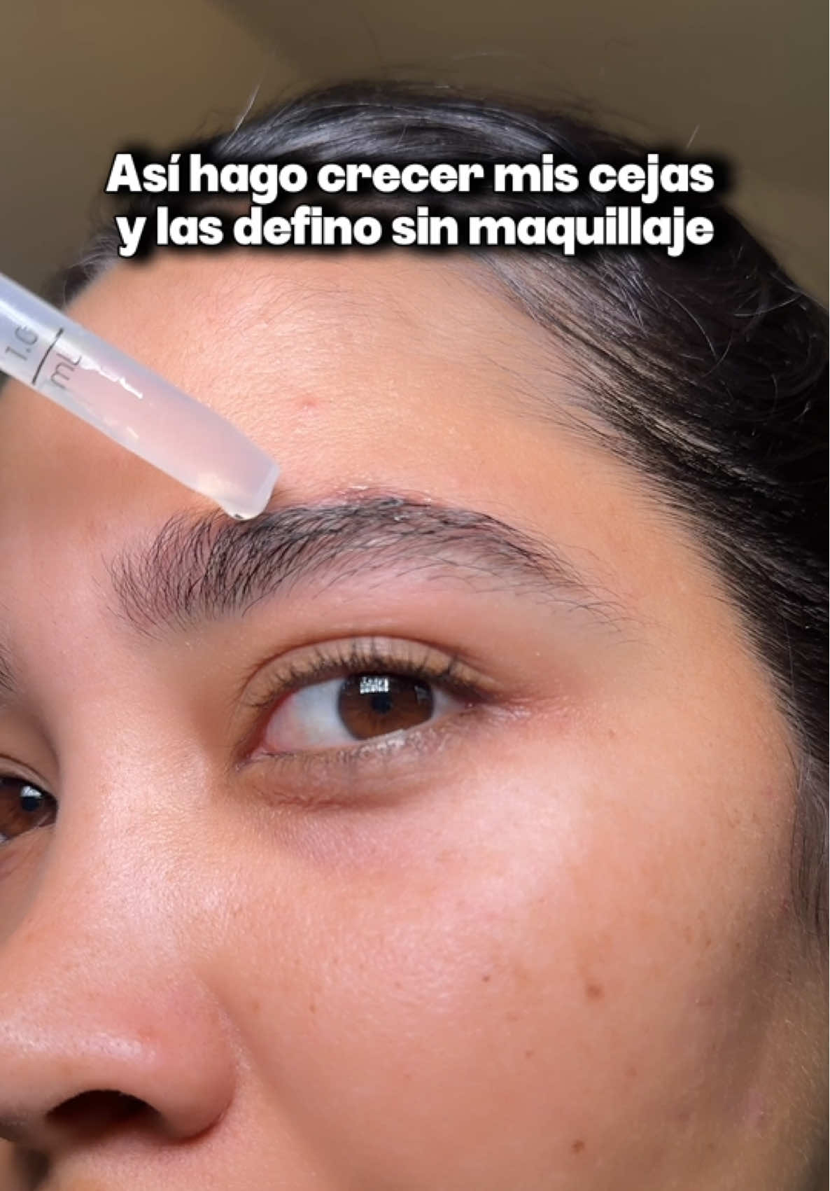Así es como hago que mis cejas crezcan y se vean bonitas sin pasar horas maquillándolas ✨ Un poquito de minoxidil, aceite de argán, las peino y listo… cejas naturales y con forma en minutos 💕 #creatorsearchinsights #minoxidil #beautytips #SelfCare #cejas 