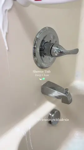 ENJOY!💕 Lemon Soft Scrub 😮‍💨 @Soft Scrub NIGHT!🥰🫶🏽 #bathroom #shower #bath #clean #cleaning #CleanTok #cleaningtiktok #brush #deep #deepclean #sudsy {9:17pm} 