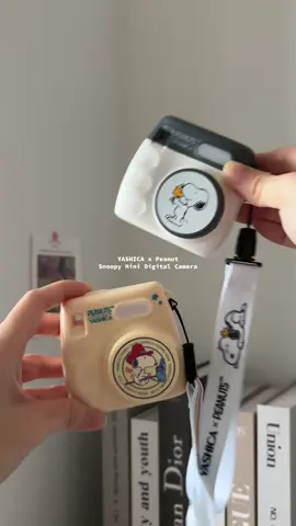 YASHICA x Peanuts Snoopy mini digital cameras, the cutest! #yashica #snoopycamera #yashicaxpeanuts #snoopy #minicamera 