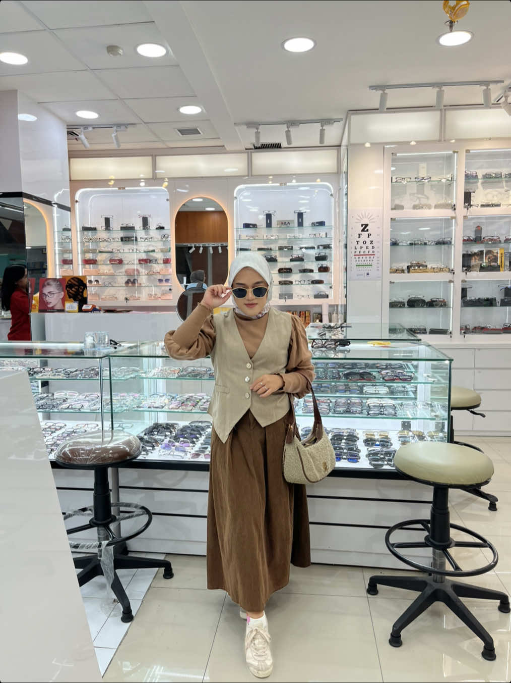 Upgrade look kamu di Optik Lionel cuma Rp 99.000 aja 😱 Framenya juga keren keren banget kekinian dan lensanya lengkap. Mulai dari lensa MC, blueray, bluecromic dan photocromic. Dan bisa cek mata gratis lho. Serta pembuatannya juga cepet banget. Buruan mampir ke @Optik Lionel Official  di Pasar Senen sebelum kehabisan promonya🥳 Optik Lionel 📍Blok C1 No 1, Lantai Dasar, Pasar Senen Jaya 1&2 👌 #optiklionel #pasarsenen #kacamatapasarsenen #kacamatamurah #placetogojkt #kacamatabaca #kacamataminus #placetovisit 