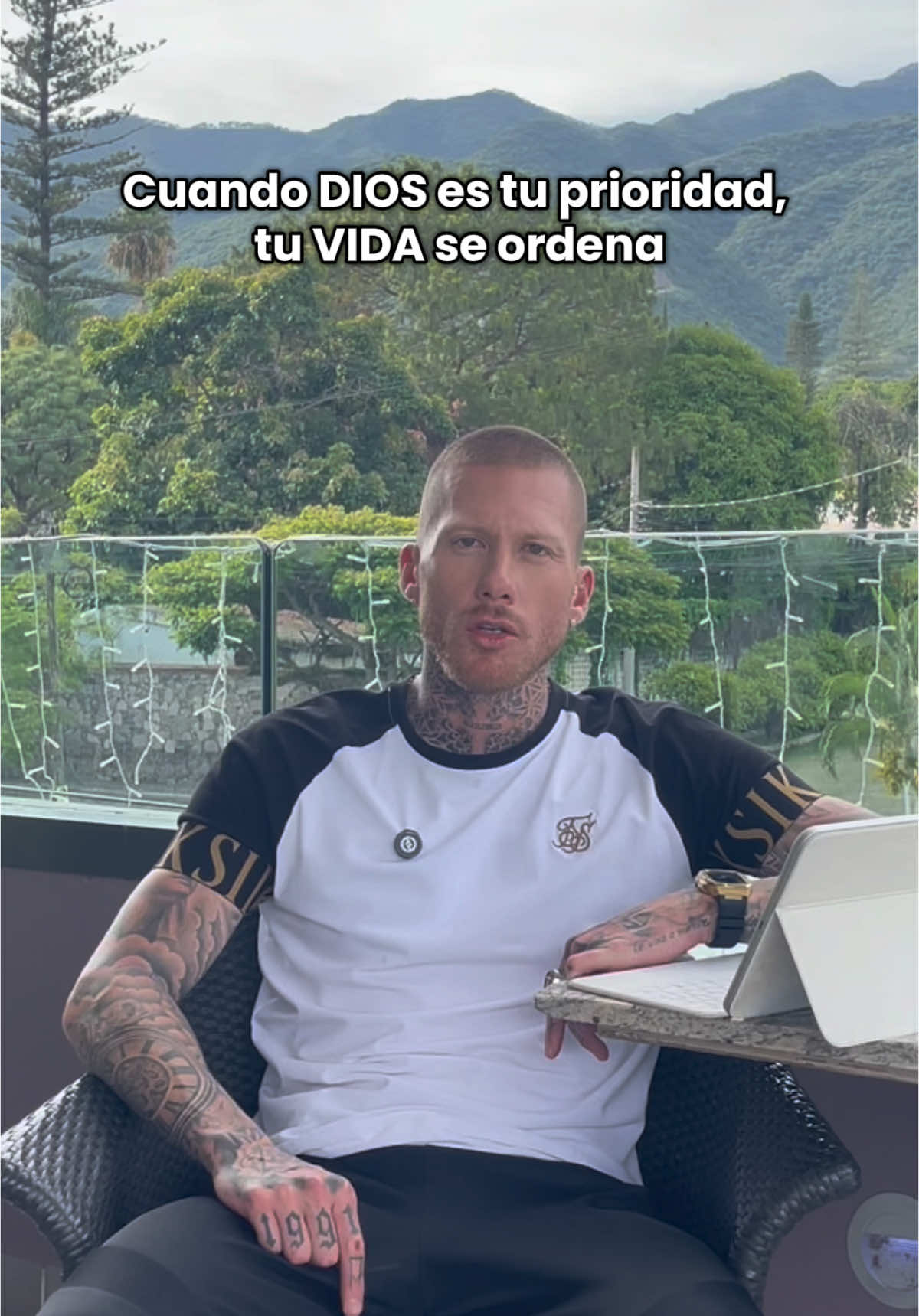 Si Dios no es primero en tu vida, no te quejes del caos que tienes❤️🙏🏻 #dios #amor #orden #caos #vida #crecimiento #desarrollopersonal #habitos #disciplina #proposito 
