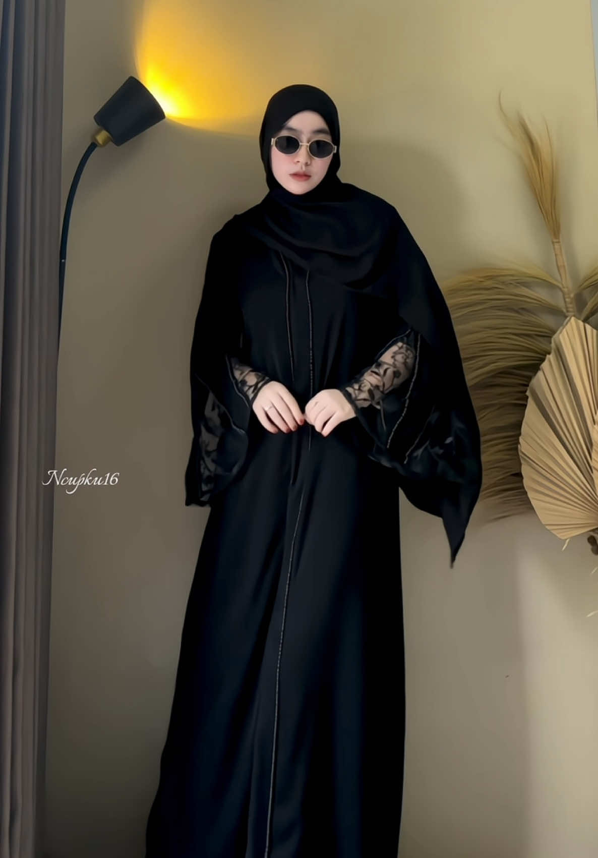 Warna hitam 🫶🏻🖤 #abaya #abayastyle #abayahitam #abayaumroh #abayafashion 
