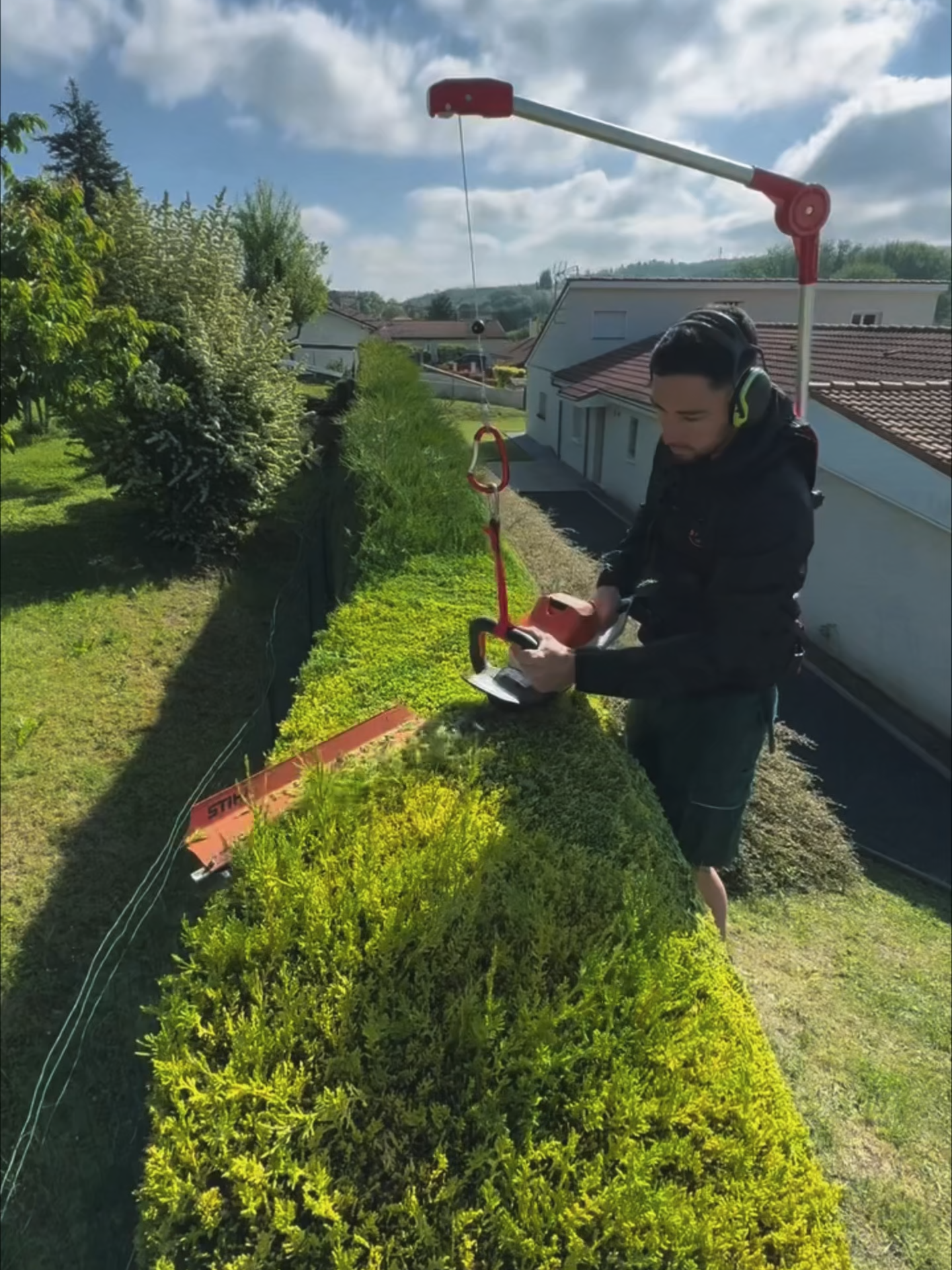 This is trimming perfection #fvp #cuttinggrass #lawncare #lawnmower #foryoupage #satisfying #landscape #cleaninghouse #viral #landscapedesign #satisfyingvideo