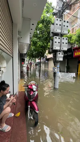 Ông cố ơi ông cố 😆😆 Người ta bận đi tát nước thông cống ,ổng bật loa đi ghẹo khắp khu 🤣