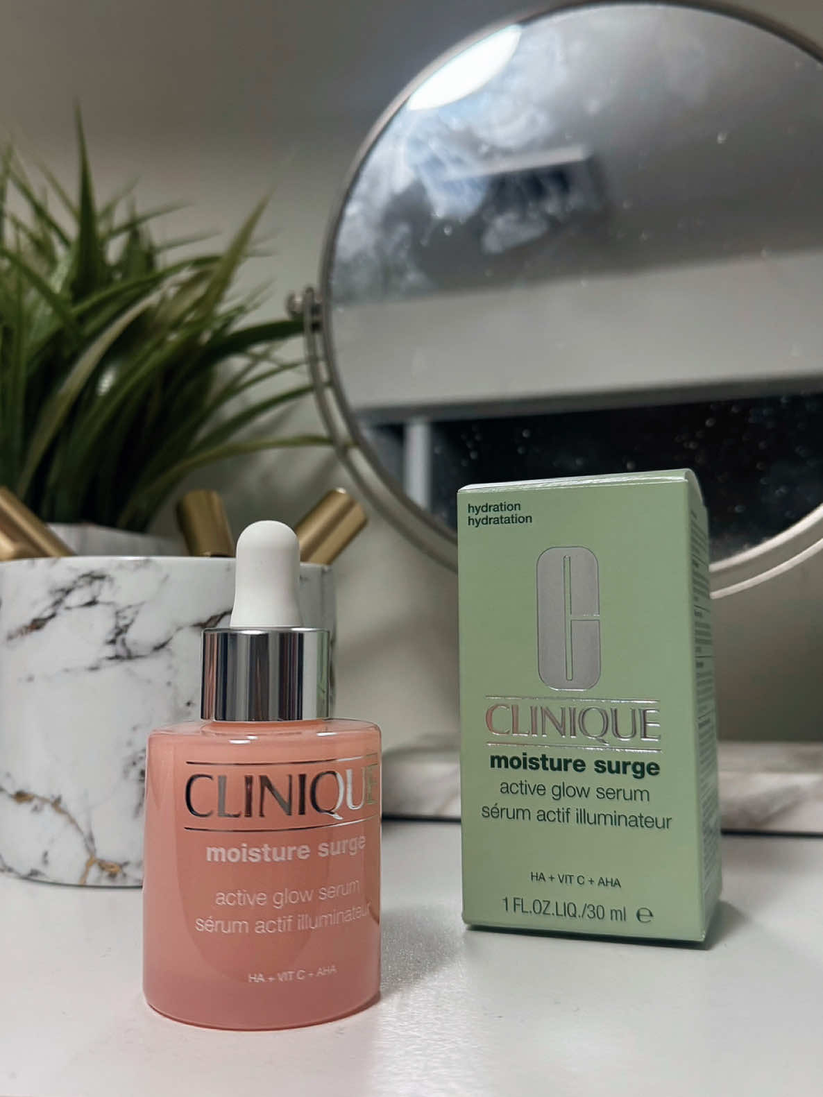 ✨ Glow like you mean it. ✨ @Clinique really said: why do the most when you can do the glow? 🌸 My new 3-in-1 bestie: 💖 Exfoliates 💧 Hydrates 🌟 Brightens … so my skin stays juicy from AM ➡️ PM. 5% lactic acid + hyaluronic acid + vitamin C = main character skin ✨ She layers under makeup like a dream, so I’m always red carpet ready… even if it’s just for Starbucks. ☕💋 #ActivateYourGlow #CliniquePartner #MoistureSurgeGlow #BaddieSkin #SkincareObsessed 
