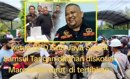 Setelah Ketua DPD GRIB Sumut Samsul Tarigan Ditahan, Kini Diskotek Marcopolo Ditertibkan Diskotek Marcopolo yang berada di Jalan Sei Petani, Dusun VII, Desa Namorube Julu, Kecamatan Kutalimbaru, Deliserdang, Sumatera Utara, berhasil ditertibkan oleh tim gabungan yang terdiri dari TNI-Polri, Pemerintah Kabupaten Deliserdang, dan Pemerintah Provinsi Sumut. Penertiban ini berlangsung pada Kamis (14/8/2025) siang. Pantauan wartawanTribun-medan.com di lokasi menunjukkan bahwa ratusan personel kepolisian, TNI, dan Satpol-PP telah bersiaga di sekitar area diskotek. Sejumlah alat berat juga telah disiapkan. Sementara personel Satpol PP Deliserdang lengkap dengan tameng dan tongkat turut hadir untuk mendukung proses penertiban. Mendapat Penghadangan dari Anggota Grib Jaya Dalam operasi penertiban ini, tim gabungan sempat tidak bisa masuk ke lokasi karena diduga mendapat penghadangan dari anggota GRIB Sumatera Utara. Untuk menghindari gesekan, tim gabungan masih melakukan diskusi agar proses penertiban berjalan tertib dan aman. Selanjutnya, pada siangnya, tim gabungan berhasil masuk dan langsung mengeksekusi bangunan yang berwarna hijau tua gelap tersebut.   Bangunan diskotek Marcopolo itu memang menyatu dengan markas DPD GRIB Jaya Sumatera Utara yang diketuai oleh Samsul Tarigan, yang beberapa hari lalu dijebloskan Kejari Binjai ke Lapas. Kini bangunan Diskotek Marcopolo dan markas DPD GRIB Jaya Sumut itu telah berhasil dirobohkan oleh aparat gabungan dengan menggunakan sejumlah alat berat Perubahan nama dari Sky Gaden Menjadi Marcopolo Informasi yang diperoleh menyebutkan bahwa sebelum bernama Marcopolo, diskotek ini dikenal dengan nama Sky Garden. Sky Garden sebelumnya telah ditertibkan karena beroperasi secara ilegal tanpa izin usaha dari Pemerintah Provinsi Sumatera Utara. Lokasinya yang berada di kawasan perkebunan PTPTN II itu tidak sesuai dengan peruntukan tempat hiburan malam berdasarkan Peraturan Daerah Kabupaten Deli Serdang. Penutupan juga dilakukan karena adanya dugaan praktik perjudian, lokalisasi, dan peredaran narkoba. Meski sempat mengalami kendala akibat penghadangan oleh warga, penutupan Sky Garden akhirnya dapat dilakukan oleh tim gabungan dari TNI, Polri, Satpol PP, Polda Sumut, dan Pemkab Deli Serdang, pada Senin (10/4/2023) silam.  Perubahan nama dari Sky Garden menjadi Marcopolo tidak mengubah status legalitas bangunan tersebut, yang hingga kini belum memiliki Persetujuan Bangunan dan Gedung (PBG). Pemerintah menegaskan komitmennya untuk menertibkan bangunan yang tidak sesuai dengan aturan demi menjaga ketertiban dan keamanan masyarakat. Penutupan Sejumlah Diskotek di Sumut Sebelumnya, Direktorat Reserse Narkoba (Ditresnarkoba) Polda Sumut telah merekomendasikan penutupan tiga tempat hiburan malam (THM) yang diduga menjadi pusat peredaran narkotika di Kabupaten Langkat dan Asahan. Di bawah komando Kombes Pol Dr. Jean Calvijn Simanjuntak, langkah ini diambil demi menjaga ketertiban dan keamanan masyarakat Ketiga lokasi tersebut, yakni D4 Karaoke Keluarga di Langkat, Hoki Kings di Asahan, dan New Blue Star Entertainment di Langkat, kini berstatus quo dengan garis polisi setelah aparat menemukan bukti kuat berupa penangkapan pelaku dan penyitaan barang bukti narkotika jenis ekstasi. Di D4 Karaoke Keluarga, penggerebekan pada Minggu (20/7/2025) dini hari mengungkap peran seorang kasir, Rahmadani Saputra Daulay, yang diduga mengendalikan peredaran ekstasi. Tiga hari kemudian, seorang LC bernama AY turut diamankan sebagai sumber pasokan. Sementara itu, di Hoki Kings, petugas mengamankan SM alias Mirza alias Aneh dan seorang pelayan bernama Raju, yang diduga menjadi perantara dari pemasok berinisial Aldi. Tes urine keduanya menunjukkan hasil positif narkotika. Pengungkapan terbesar terjadi di New Blue Star Entertainment, di mana petugas menangkap pelayan Rizky Zulhamry dan penjaga pintu Kalvin Pinem alias Kevin. Pemeriksaan di lokasi menemukan tempat khusus yang digunakan untuk transaksi dan konsumsi narkotika #sorotanuntuksemua #foryoupage 