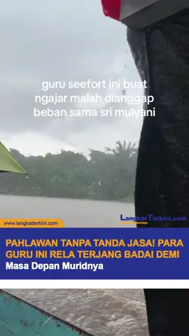 Bayangin aja, di tengah hujan badai yang bikin orang lain milih mending rebahan di rumah, sekelompok guru ini justru nekat berangkat demi satu tujuan mulia: mengajar. Mereka nggak cuma sekadar jalan kaki atau naik kendaraan biasa, tapi harus menaiki perahu kecil, menembus derasnya hujan dan gelombang air yang bikin perahu bergoyang. Dengan pakaian basah kuyup, mereka terus melaju, nggak peduli seberapa dingin dan beratnya perjalanan. Semua itu dilakukan bukan demi pujian atau penghargaan, tapi murni karena panggilan hati untuk memberikan ilmu, membuka jalan masa depan anak-anak di daerah mereka. Bener-bener perjuangan luar biasa yang nunjukkin kalau guru itu nggak cuma pahlawan tanpa tanda jasa, tapi juga pejuang sejati demi memajukan bangsanya. Video: TikTok/mikasaacrkman #infoterkini #beritaterkini #langkatterkini #guru #pahlawantanpatandajasa 