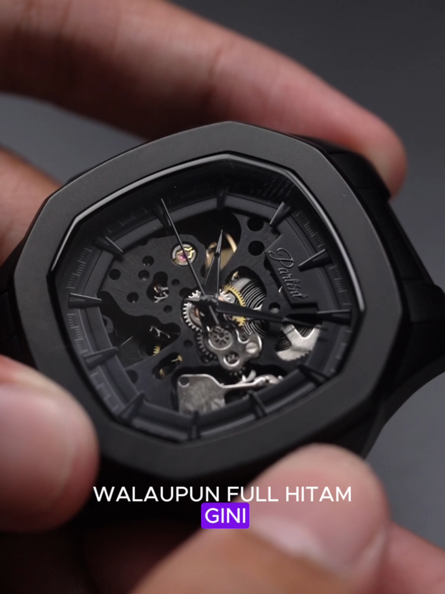 Hitam, garang, maskulin, elegant! Apa lagi kalau bukan, Gallant Phantom! Jam tangan full black satu ini selalu sold out dalam hitungan detik. Jangan sampai kamu kehabisan ya! Check keranjang kuning sekarang juga👇🏻 #jamtanganpria #tahanair #parlentworld