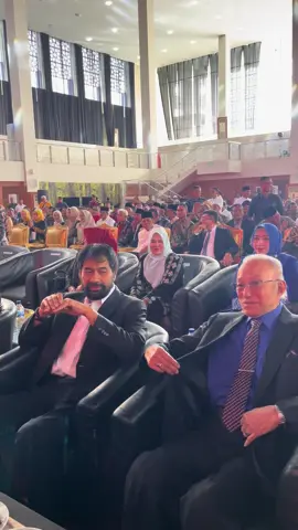 YMP. Tgk. Malik Mahmud Alhaytar dan Gubernur Aceh duduk berdampingan di kursi bagian depan dan menyapa beberapa tokoh-tokoh Aceh yang juga turut hadir dalam Peringatan 20 Tahun Hari Damai Aceh.