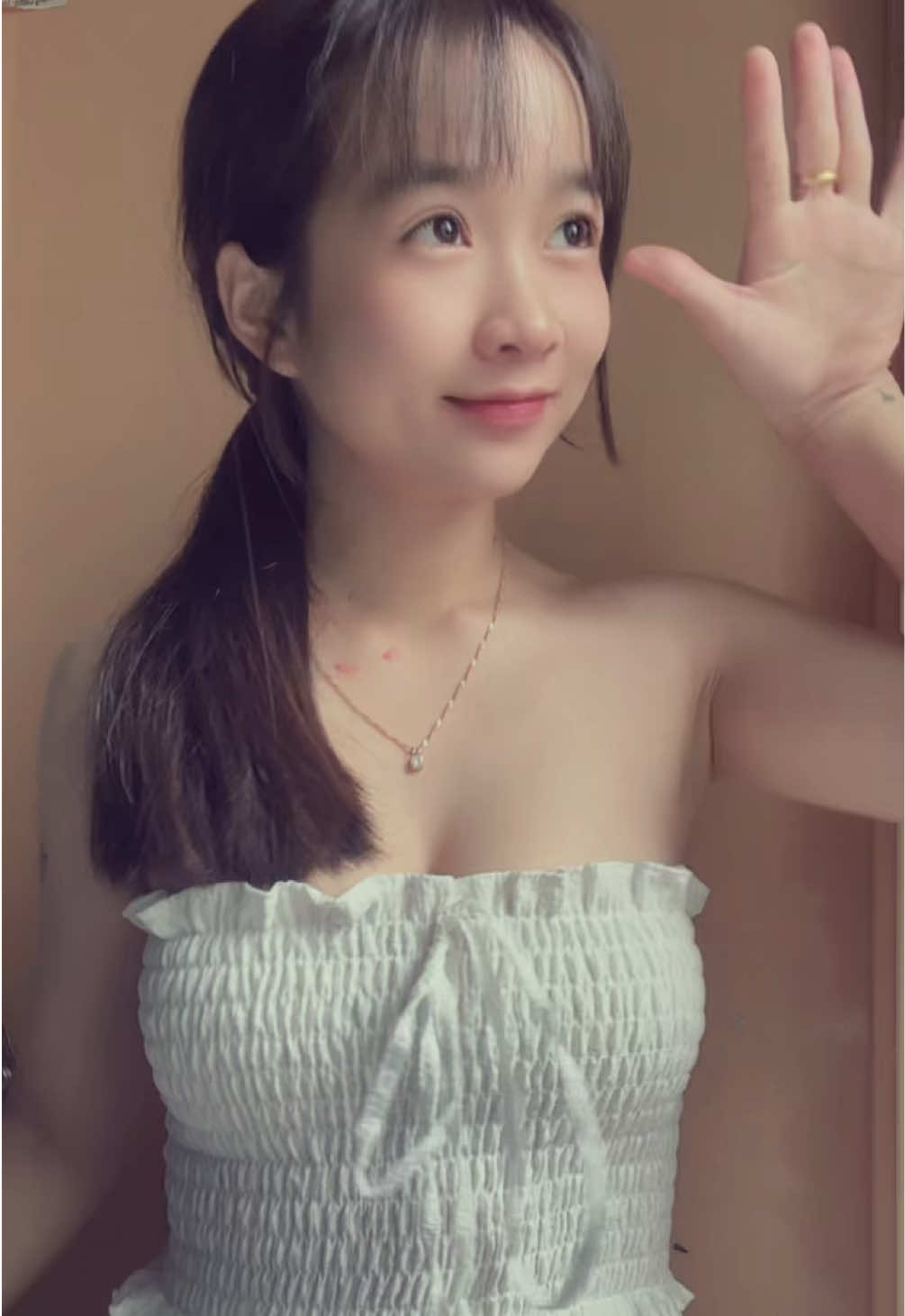 Nắng xuyên qua hiên nhà chiều tà em tuôi bước qua...