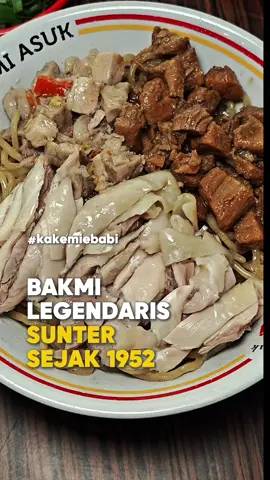 Bakmi Legendaris Sunter Sejak 1952! Secara silsilah, bakmi ini yang paling dekat dengan awal mula dinasti bakmi karet ayam kampung yang terkenal di Jakarta. Surprisingly mienya disini beneran khas banget. Toppingnya juga ada varian babi manis dan babi pedas. Condimentnya juga lengkap banget.  📍 Bakmi Asuk Jl. Danau Sunter Utara  Blok R No.59, Sunter Agung,  Kec. Tanjung Priok,  Jakarta Utara ⏰ 07.00-18.00, Senin Libur 💸 Bakmi Ayam Babi 65K, Siomay Babi 14K, Pangsit Goreng 10K ⚠️ Kuliner Babi #bakmiasuk #bakmisunter #bakmijakarta #kulinerjakarta #bakmikaret 