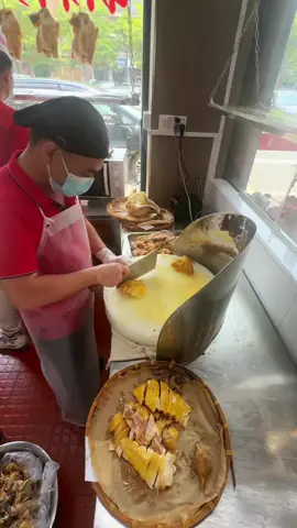 肚餓啦，大家一齊嚟食白切鸡雞啦！ 📍 地点：荔乡凤（番禺钟村店） 🏠 地址 : 中国广东省广州市番禺区钟韦路70号D座116号  ⏰️ 营业时间：09:30~21:00 ☎️ 电话号码：18124225271 #广州美食 #古法簸箕白切鸡 #捞粉 #荔乡凤 #番禺区钟韦路 