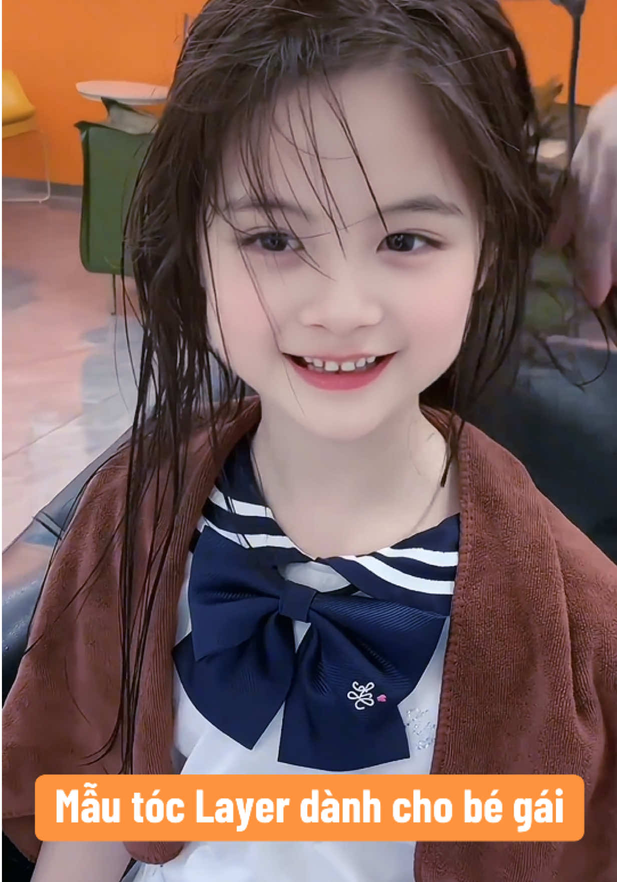 Mái tóc layer mới toanh cho nàng công chúa nhỏ 👧✨ Từng lọn tóc bồng bềnh, mềm mượt như mây 🌸 Nhìn bé xoay xoay trước gương, cười tươi như hoa 🌼 #CatTocLayer #BeGaiXinh #CatTocDepbegai #mautocdepchobegai #cachcatmaichobegai 