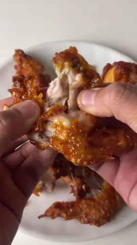 waktu itu bikin pake tempe sekarang cobain yang versi ayamnya 😆 ayam goreng pedas bahan: 12 pcs sayap ayam 10 pcs bawang putih 4 pcs bawang merah 8 pcs cabai merah keriting 6 lbr daun jeruk 1 sdm ketumbar 100 ml air 2 sdm tepung maizena 4 sdm tepung terigu 50ml ml air 1 sdt garam 1/2 sdt merica 2 sdt kaldu jamur 1 sdt kaldu ayam