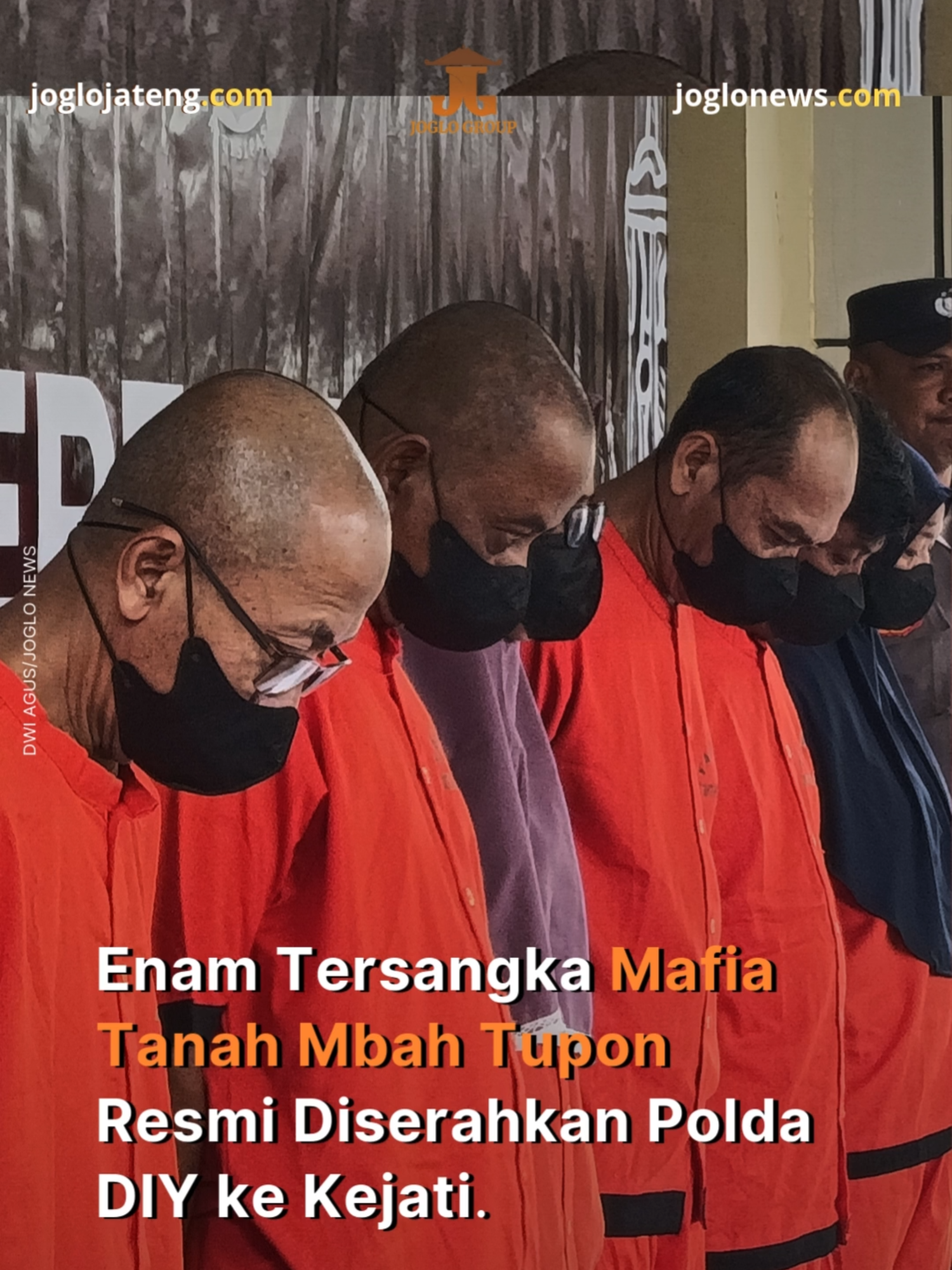 Enam dari tujuh tersangka kasus dugaan mafia tanah yang menjerat Tupon Hadi Suwarno alias Mbah Tupon resmi dilimpahkan Kepolisian Daerah (Polda) Daerah Istimewa Yogyakarta ke Kejaksaan Tinggi (Kejati) DIY. Kepala Bidang Humas Polda DIY Komisaris Besar Polisi Ihsan, Kamis (14/8), mengungkapkan bahwa penyerahan para tersangka beserta barang bukti tersebut menandai masuknya perkara ke tahap II dan selanjutnya menjadi kewenangan jaksa penuntut umum. Foto: Dwi Agus/Joglo News Berita selengkapnya baca di www.joglonews.com dan www.joglojateng.com #MafiaTanah #TanahMbahTupon #Tersangka #PoldaDIY #KejatiDIY #Yogya #JogloJogja #JogloNews