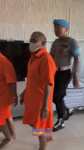 Satuan Reserse Kriminal (Satreskrim) Polres Ngawi berhasil membekuk ES (41), warga Kecamatan Jatirejo, Kabupaten Mojokerto, yang merupakan residivis kasus pencurian kendaraan bermotor roda dua. Dari hasil penyelidikan, pelaku terlibat dalam 30 lokasi kejadian (TKP) pencurian di berbagai wilayah Jawa Timur. Penangkapan ini menjadi pukulan telak bagi jaringan pencuri motor lintas daerah. Polisi kini mengamankan barang bukti serta terus mengembangkan penyidikan untuk mengungkap kemungkinan keterlibatan pelaku lain. #curanmor #maling #residivis #radiobahanafmngawi #fypage 
