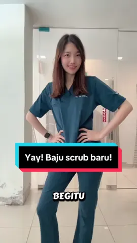 Warning! Baju scrub ini boleh menyebabkan peningkatan kadar dipandang oleh rakan sekerja. Pakai atas risiko sendiri! Poket banyak, kain lembut, gaya padu! Confirm orang tanya beli kat mana. Jawapannya di @Oslo Scrub Empire 😊 #bajuscrub #osloscrub #malaysiatiktok #malaysiandoctor #OOTD