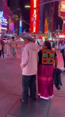 Pareja Istmeña Deslumbra con su Tradición en las Calles de Nueva York Una pareja originaria del #IstmodeTehuanteepc fue grabada paseando de la mano por las calles de #NewYork, ataviados con su indumentaria tradicional. Ella, con enredo y huipil vibrante; él, con sombrero característico. La imagen, compartida por @ivansanchez_ofc en redes, celebra la presencia cultural oaxaqueña en la metrópolis. 