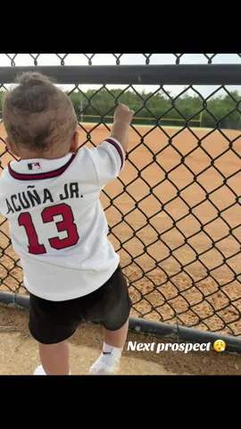 Of course, voy a jugar béisbol como mis tíos 😮‍💨❤️🤌🏻 #baseball #toddler #acuña #atlanta #braves 