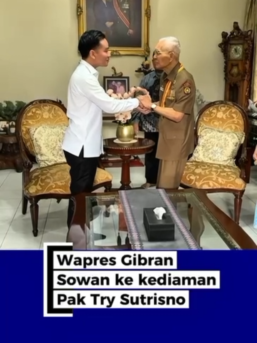 ini baru contoh yg muda ngerti adab, walau yg tua tetep pakai sepatu... dia tetep lepas, krn hormatnya lebih tinggi dari alas kaki #aksigibran #gibranrakabumingraka #fyp #menyalagibranku #wapresgibran  @aksigibran @gibran_rakabuming 