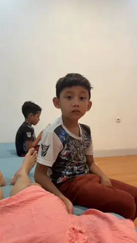 Hampir gak pernah pakai daster sampai Bocah kaget liat mamanya pakai daster… katanya mirip ibu-ibu ke pasar 🤣. Mana bawa2 aurat lagi #triplets #brother #triplet #kembartiga #kembartiktok 