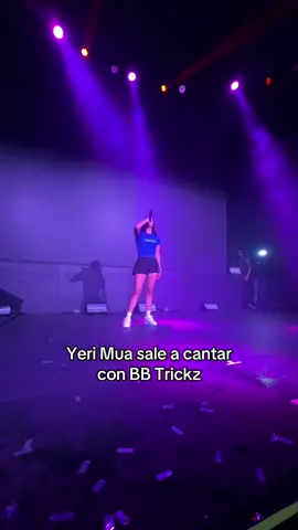 @Yeri MUA sale a cantar con @Bb trickz en su #concierto en CDMX 🇲🇽