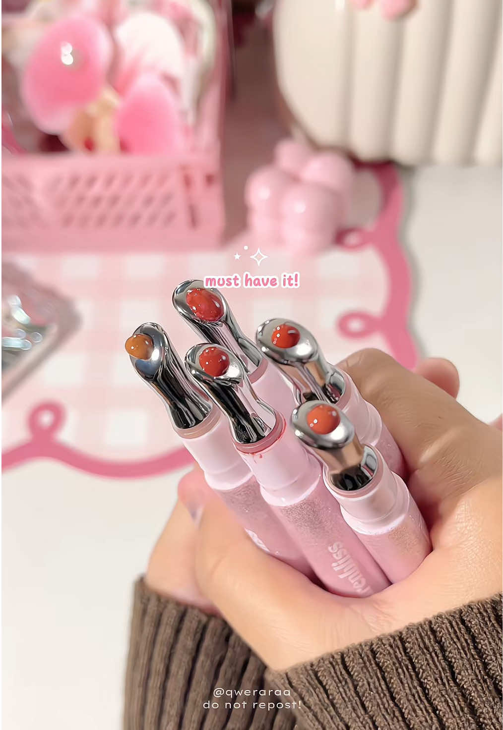 glossy finish tapi tetep ada stainnya😍 so pretty lippies with glitter packaging, super coquette!!🎀💗 #liptintviral #lipgloss #lipglaze #lippies #BeautyTok 