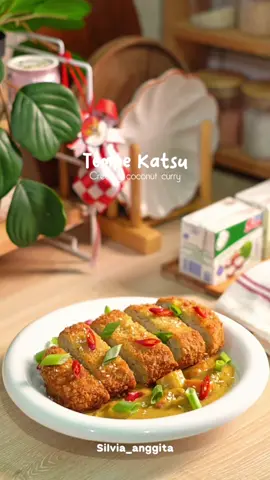Biar gak bosen makan tempe gitu2 aja, coba deh dibikin tempe katsu pake coconut curry kaya ginii! Rasanya makin enakk, gurihh & creamyy😋 Santannya pakai santan siap pakai dari @Karasantan.id pelopor santan no 1 di indonesia✨ Tempe katsu : - tempe - ⁠tepung serbaguna - ⁠bawang putih cincang - ⁠garam - ⁠lada - ⁠penyedap - ⁠tepung roti - ⁠telur Coconut curry : - santan siap pakai kara - ⁠curry jepang - ⁠bawang bombay - ⁠wortel - ⁠kentang - ⁠air Selamat mencoba🫶🏻 #SantanYaKara #IngatSantanIngatKara #SantanNomorSatu #tempe #resepsimple 