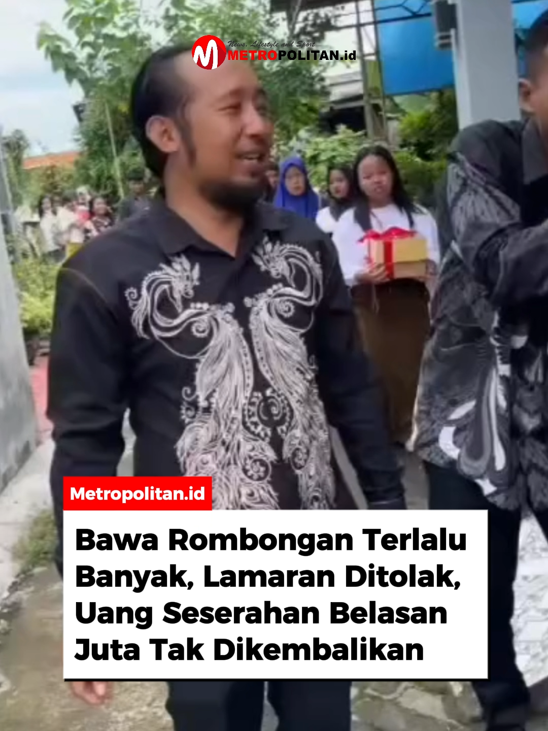 Viral di Sidoarjo, kisah lamaran seorang pria bernama Wahyu (37) berakhir pilu. Momen yang seharusnya menjadi awal kebahagiaan justru berakhir pilu setelah keluarga calon mempelai menolak lamaran tersebut.  Alasannya, rombongan yang dibawa Wahyu melebihi kesepakatan awal. Dari rencana 25 orang, jumlahnya membengkak menjadi 40 orang karena antusiasme keluarga. Calon pasangannya adalah seorang guru PAUD berusia 27 tahun. Keduanya dikenalkan oleh seorang teman dan mulai menjalin kedekatan selama lima bulan terakhir.  Mereka sering bertemu, bahkan kerap menghabiskan akhir pekan bersama. Hubungan yang terlihat harmonis itu kini benar-benar berakhir setelah penolakan terjadi. Meski lamaran dibatalkan, pihak keluarga calon istri tetap menerima seserahan yang sudah disiapkan Wahyu. Isinya antara lain cincin, kalung, baju, sepatu, hingga handphone dengan total nilai mencapai belasan juta rupiah. Hal ini membuat keluarga Wahyu merasa alasan penolakan tersebut tidak masuk akal. Penolakan ini meninggalkan luka mendalam bagi Wahyu. Ia mengaku terpukul, sulit tidur, dan sempat merasa putus asa. Hingga kini, ia belum lagi mendapat kabar dari mantan calon istrinya setelah kejadian tersebut. #metropolitanid #bacametropolitanid #rombonganlamaran #lamaranditolak