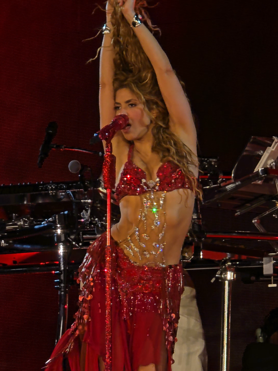 @Shakira performing Ojos Asi 🎤🎵🎶🐺🔥 live. So talented!one great performer 👌 #Shakira  #Fyp #Viral #foryou #ForyouPage