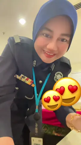 Baru nak up senyum lebih 😂 Opppsss 🤦🏻‍♀️ xsempat nk duduk dah kena panggil  & kena siapkan folder kerjaaaaa🤭 waittt waitt bosss…apa pun tugas di utamakan , jgn tangguh2..🫡🫡♥️#tiktokmalaysia🇲🇾 #perakmalaysia🇲🇾 #kualalumpurmalaysia  #CapCut 