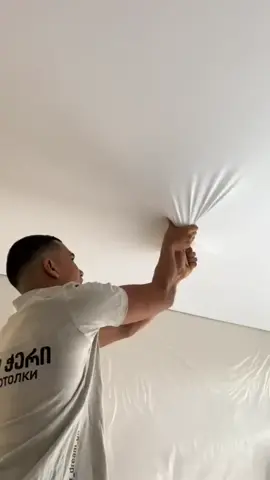 #تُظهر الصورة عملية تركيب سقف ممدود (Stretch Ceiling).  #ما هو السقف الممدود؟ #هو نظام أسقف معلقة يتكون من غشاء مرن ومتين (غالبًا ما يكون من مادة PVC أو القماش)# يتم شده عبر الغرفة وتثبيته على نظام مسار مثبت على الجدران المحيطة#ترند مليون مشاهده